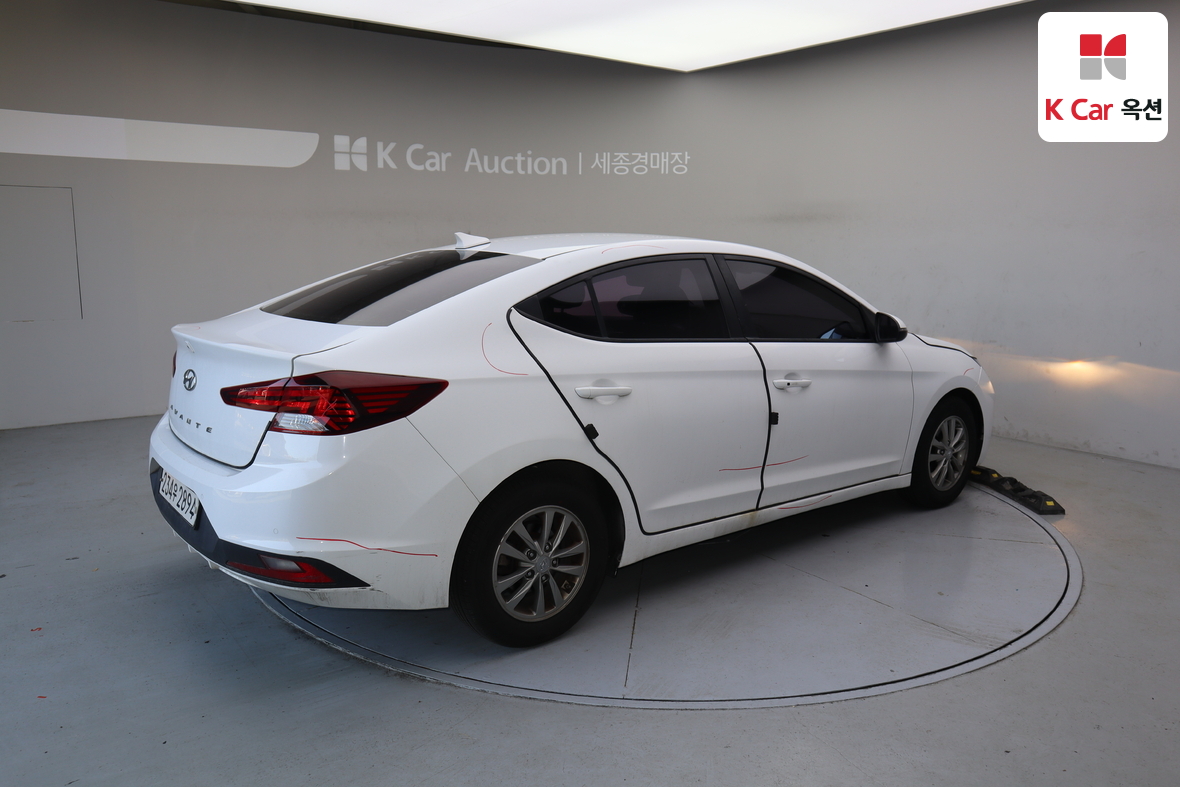 Hyundai Elantra 2019 - Image 2