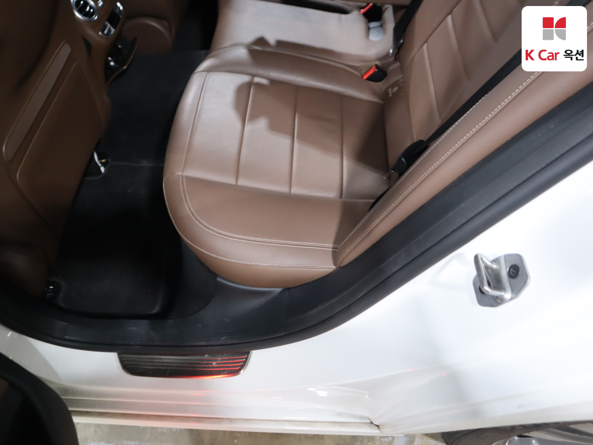 Mercedes-Benz E-Class - 26