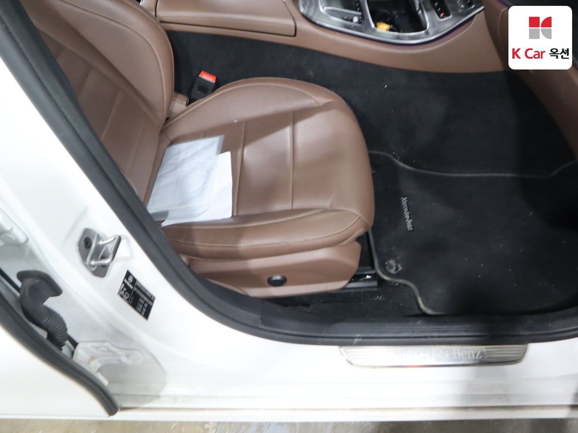 Mercedes-Benz E-Class - 33