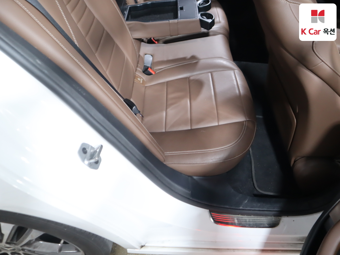 Mercedes-Benz E-Class - 31