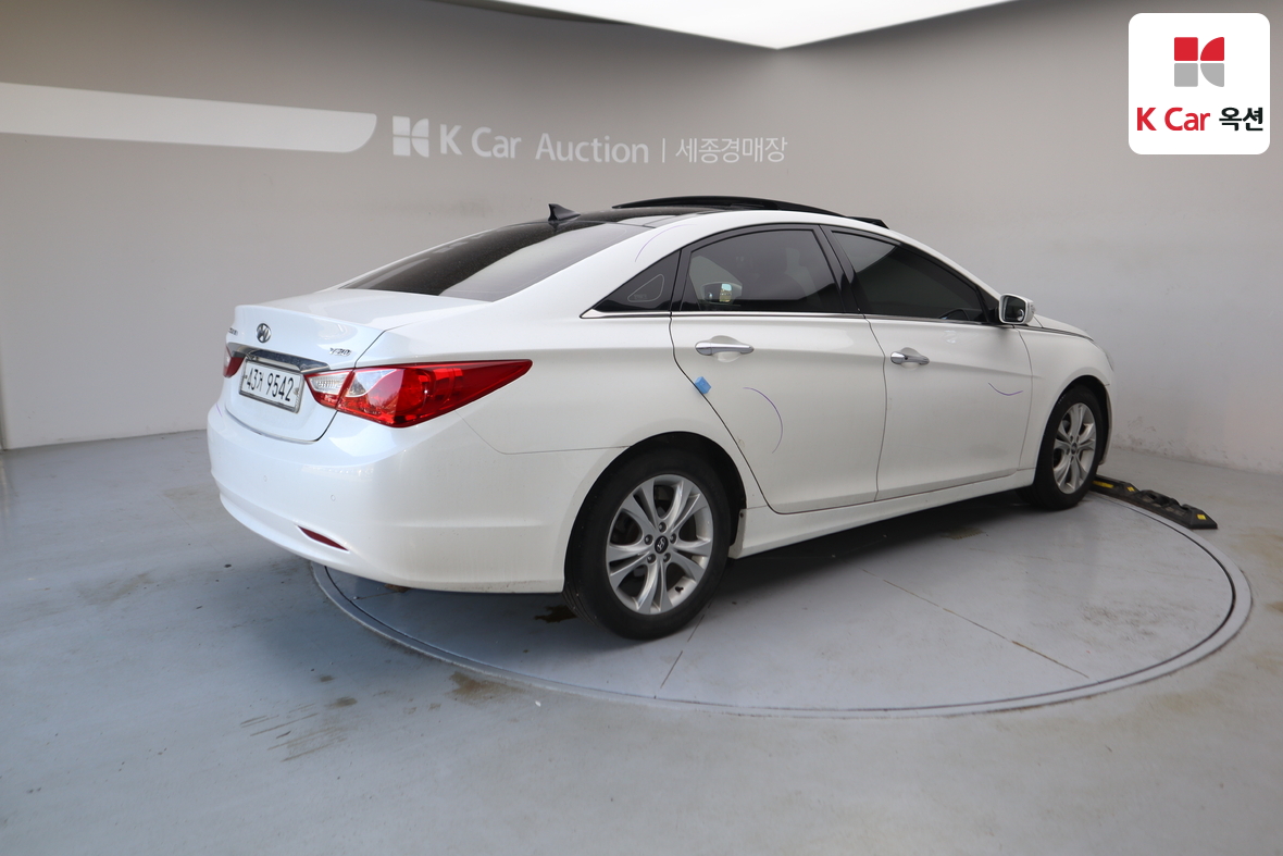 Hyundai Sonata 2011 - Image 2