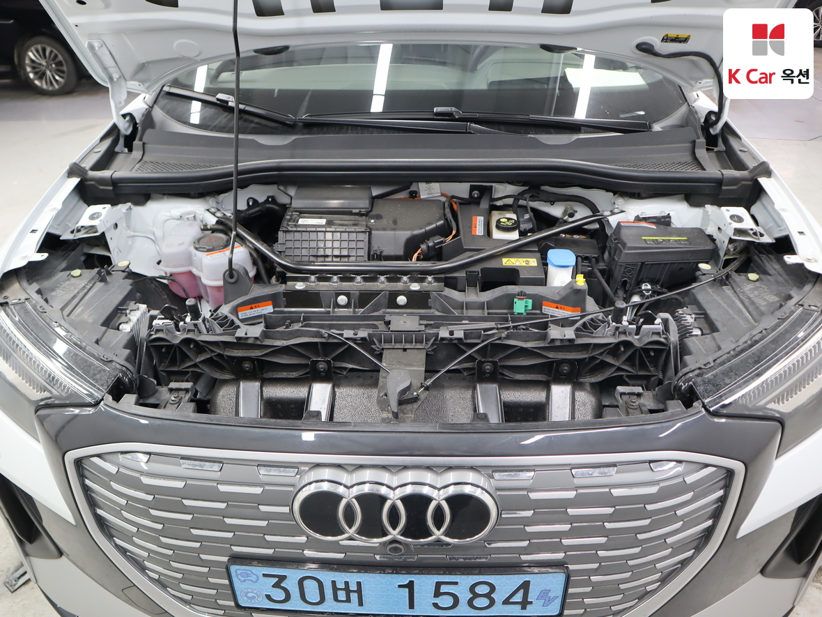 아우디 Q4 - 35