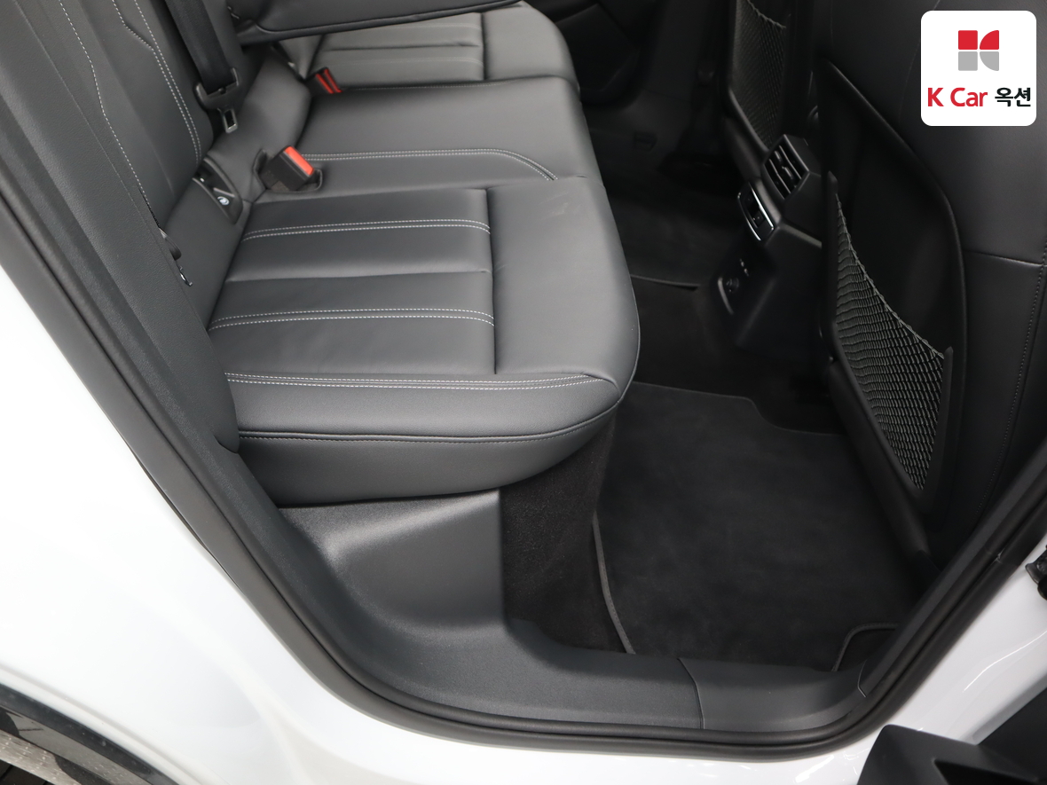 아우디 Q4 - 30