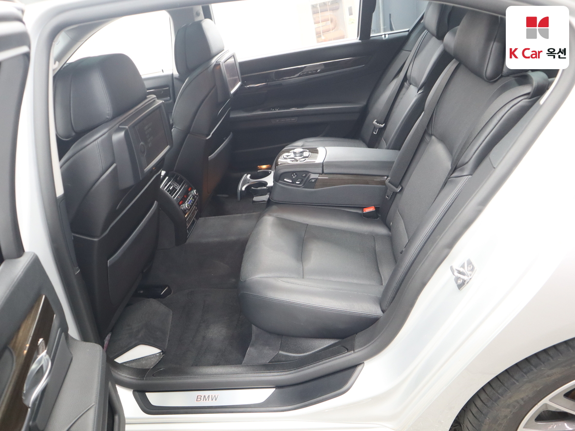 BMW 7 Series - 25
