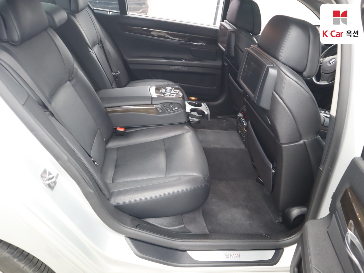 BMW 7 Series - 33