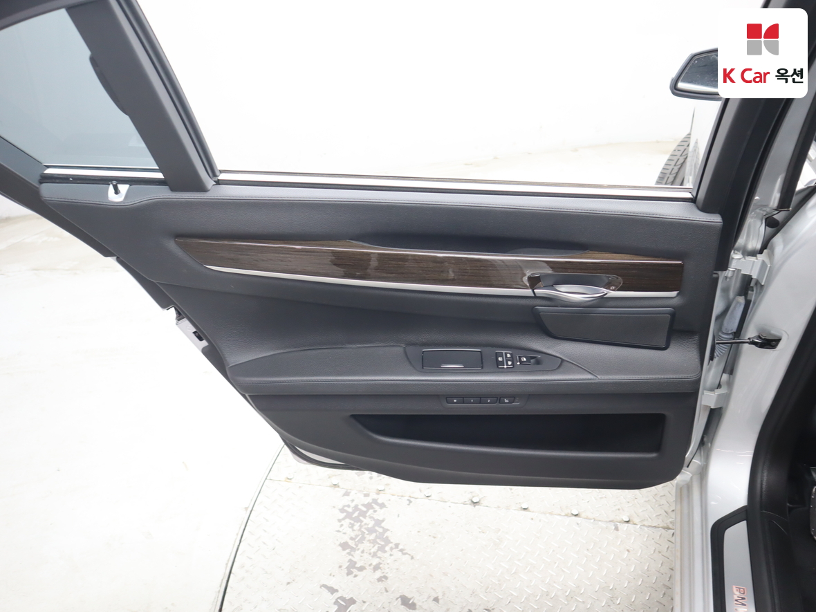 BMW 7 Series - 24