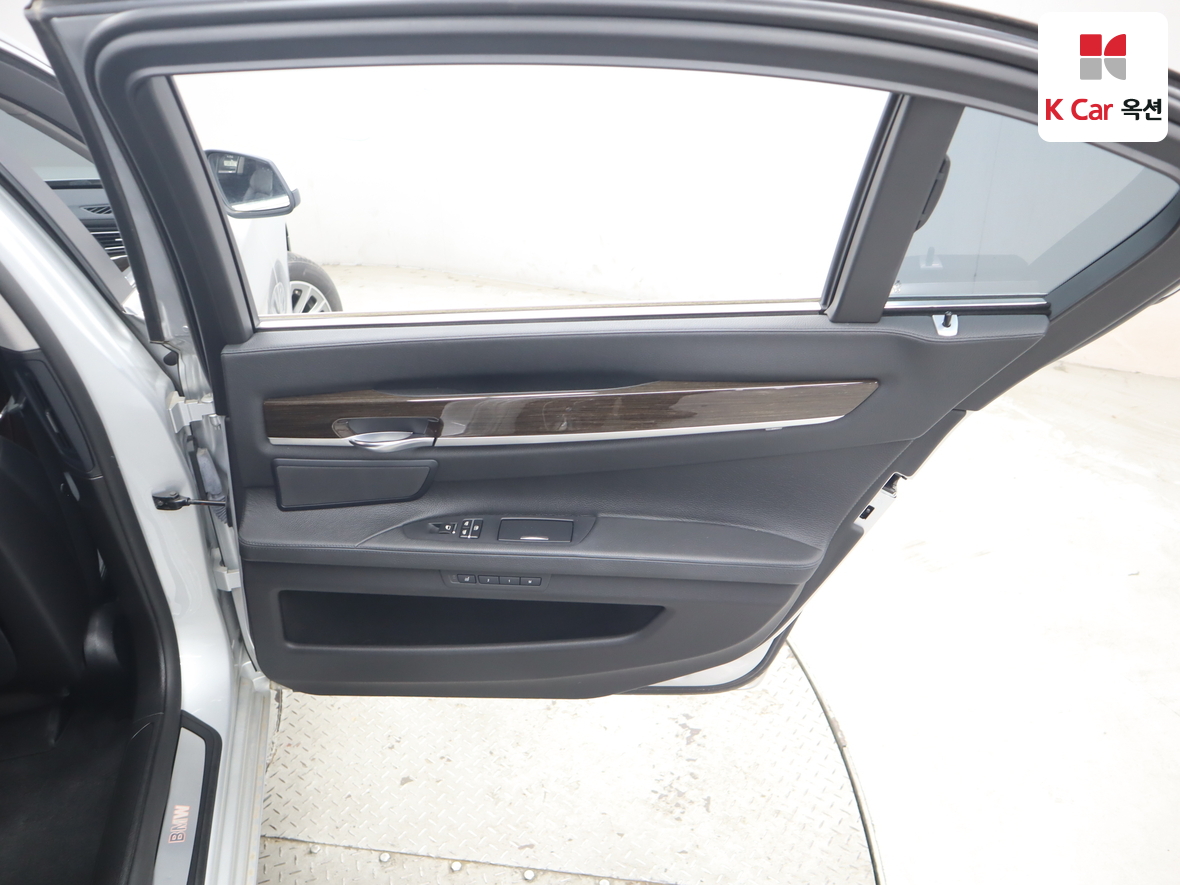 BMW 7 Series - 32