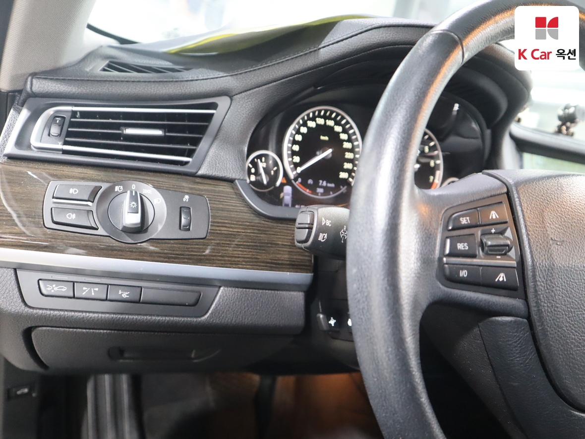 BMW 7 Series - 9