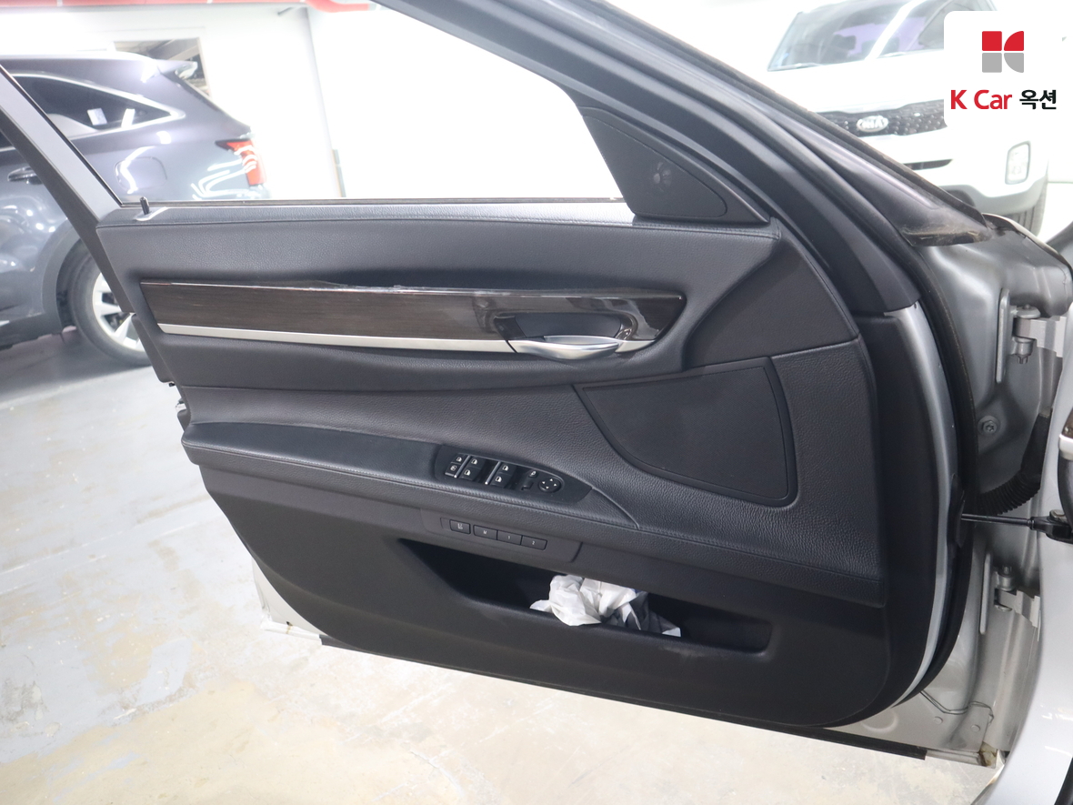 BMW 7 Series - 8