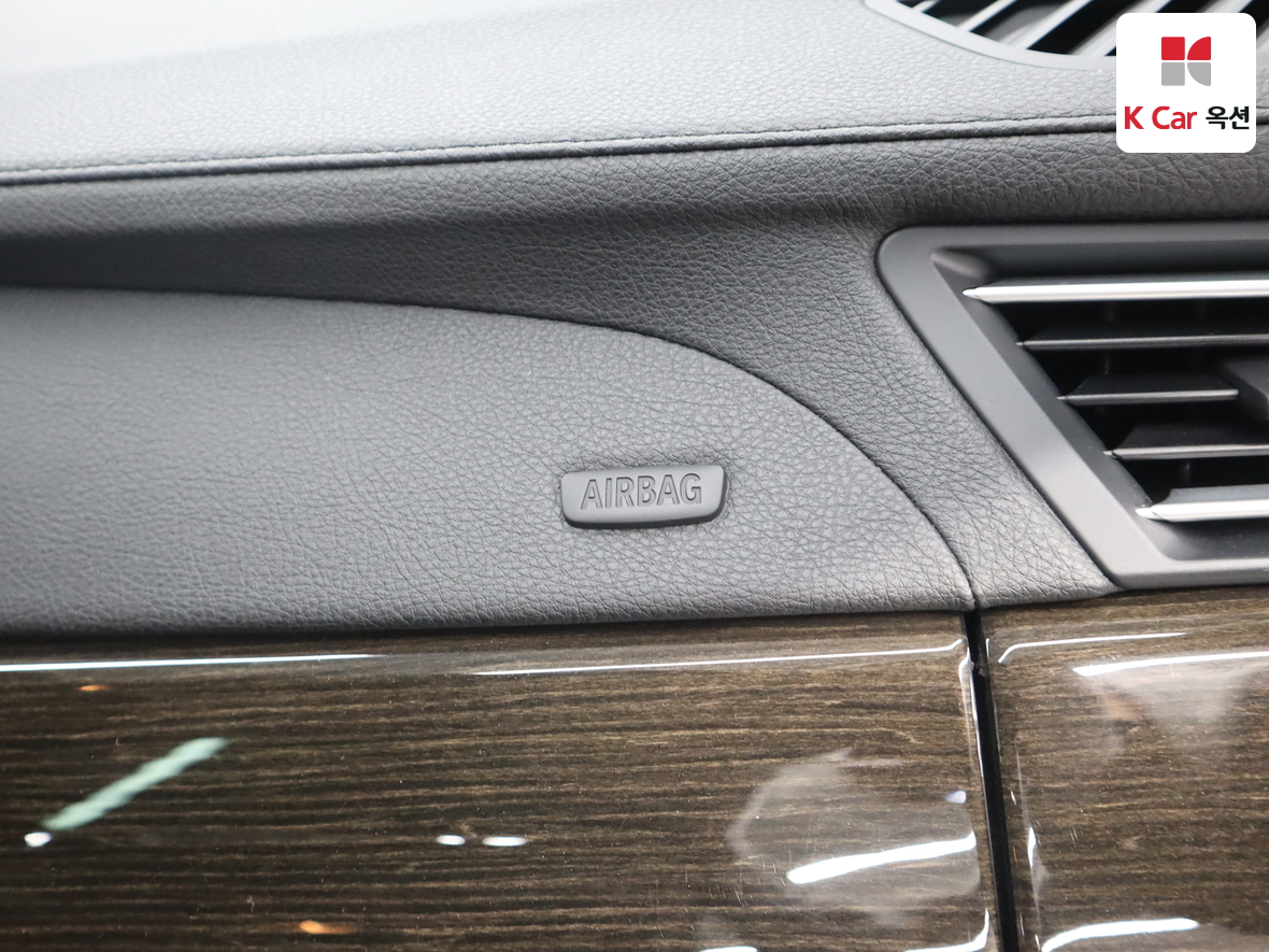 BMW 7 Series - 36
