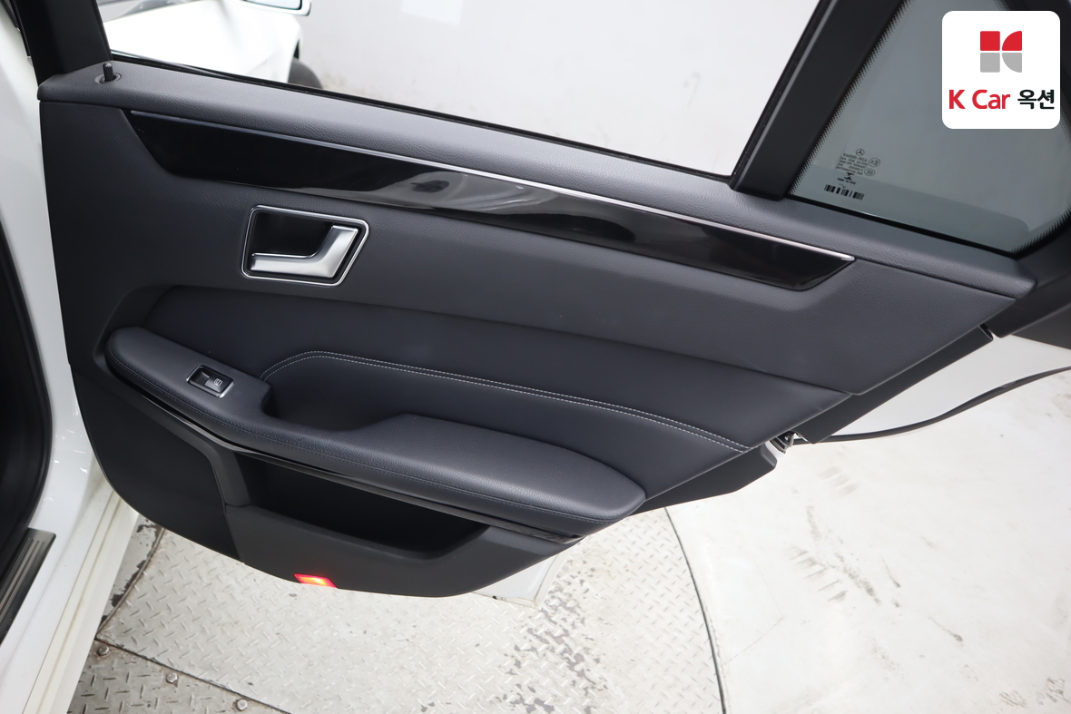 Mercedes-Benz E-Class - 27