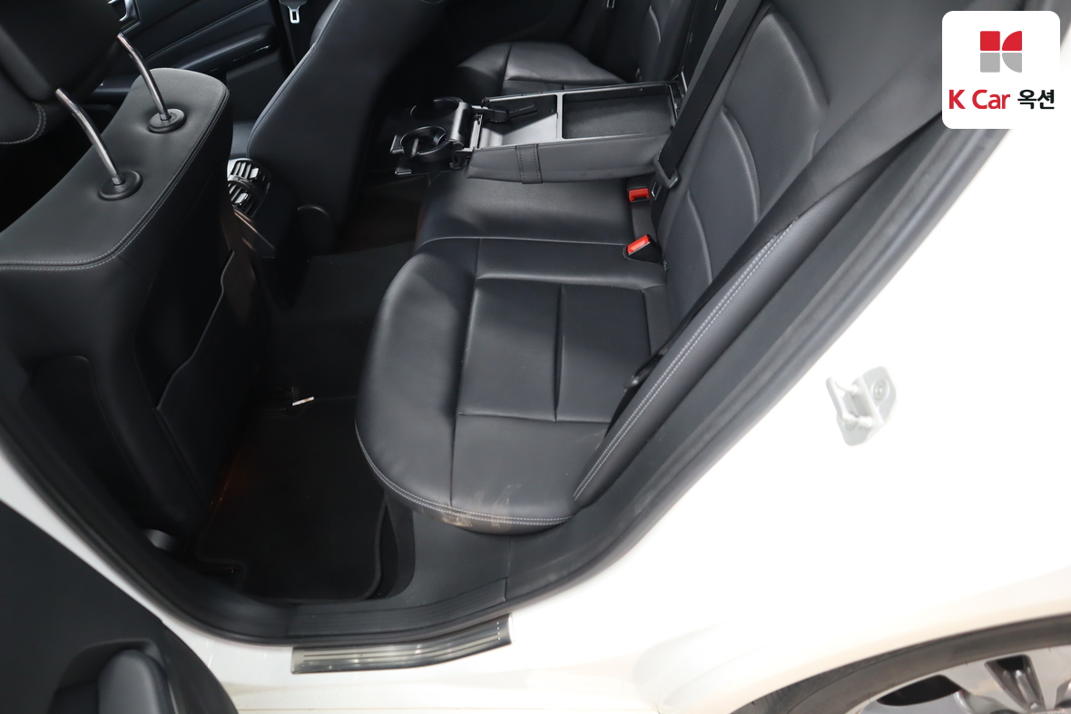 Mercedes-Benz E-Class - 24