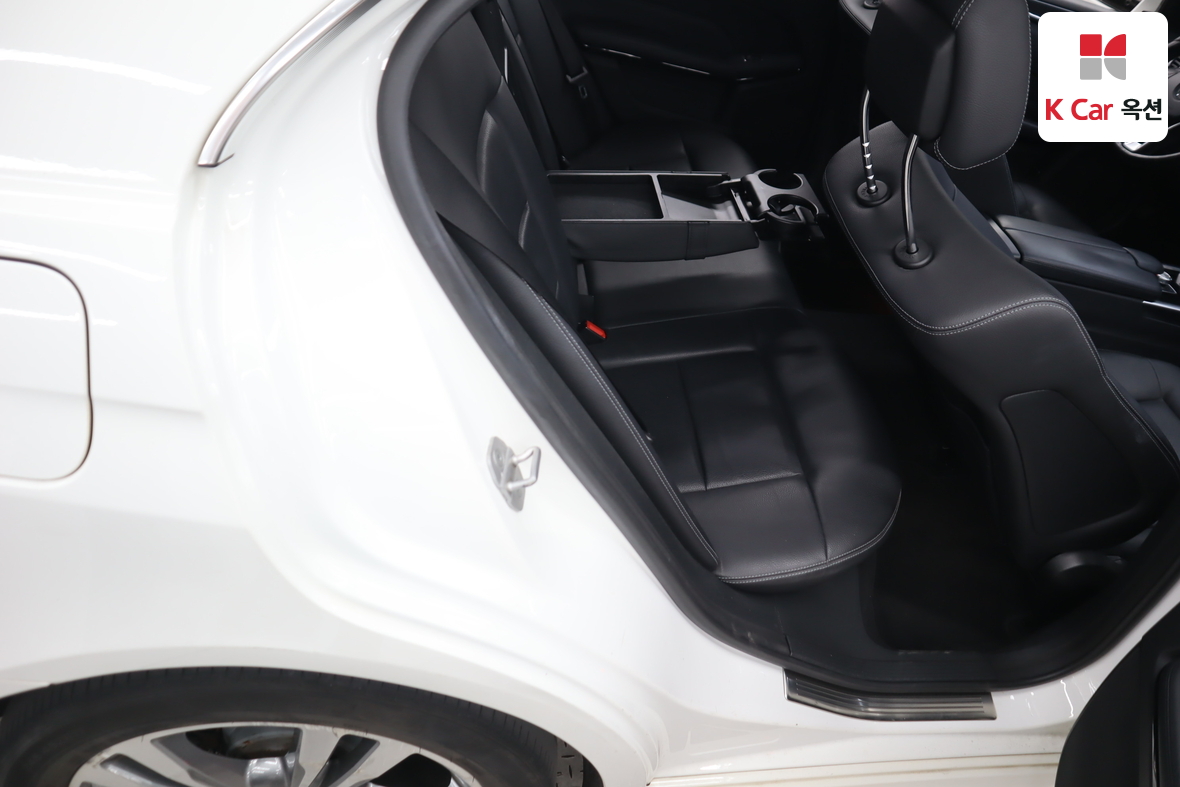 Mercedes-Benz E-Class - 28