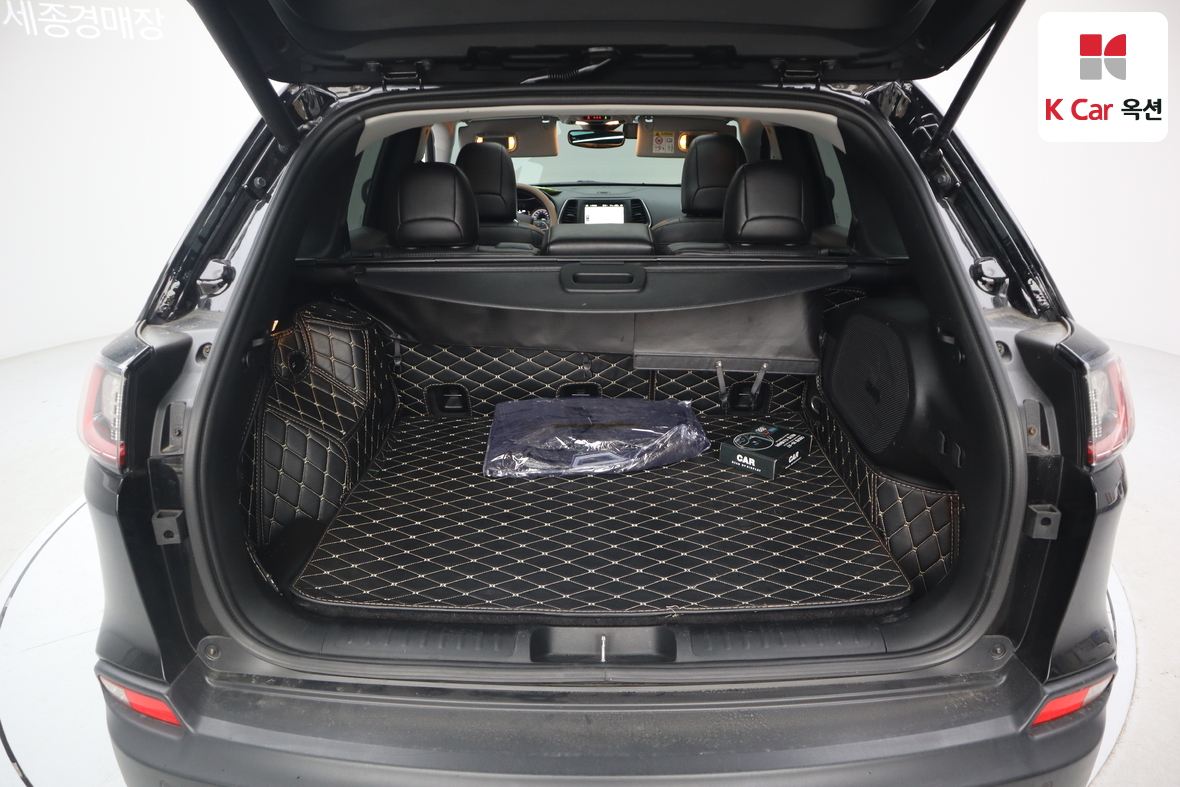 Jeep Cherokee - 28