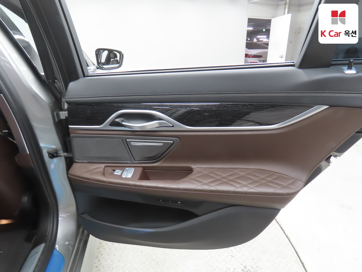 BMW 7 Series - 31