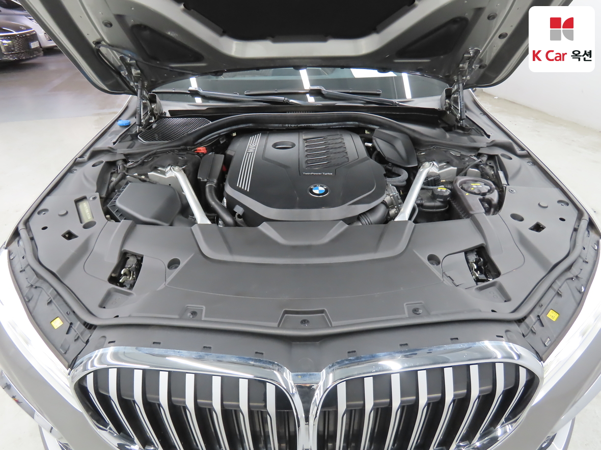 BMW 7 Series - 37