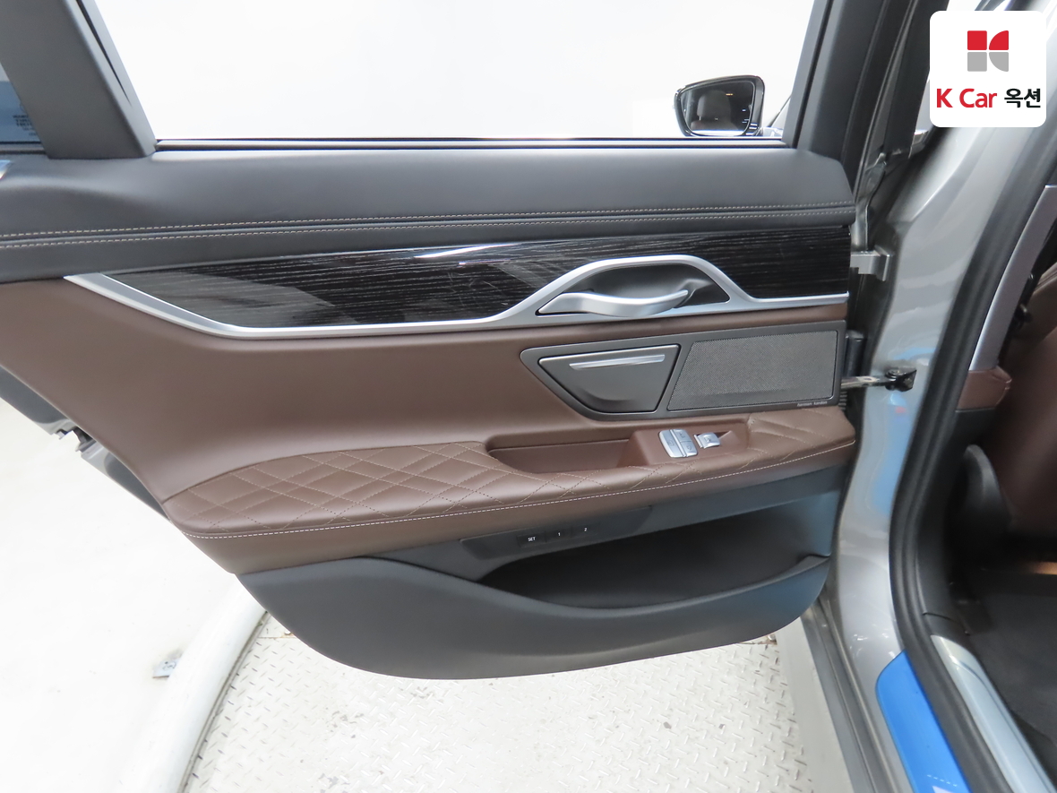 BMW 7 Series - 24