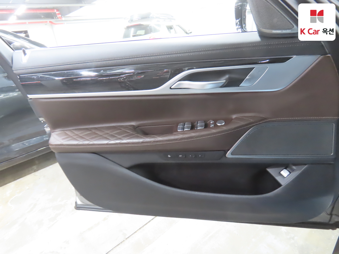 BMW 7 Series - 8