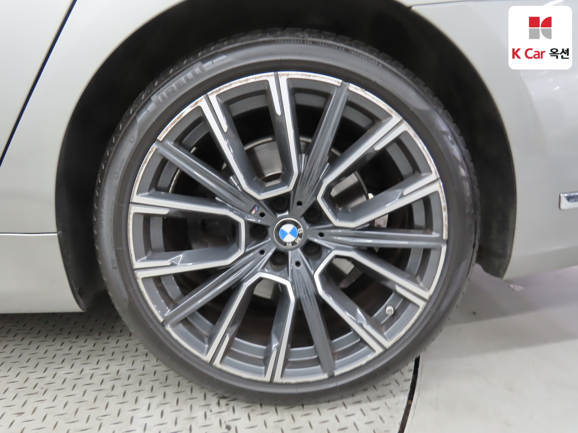 BMW 7 Series - 44
