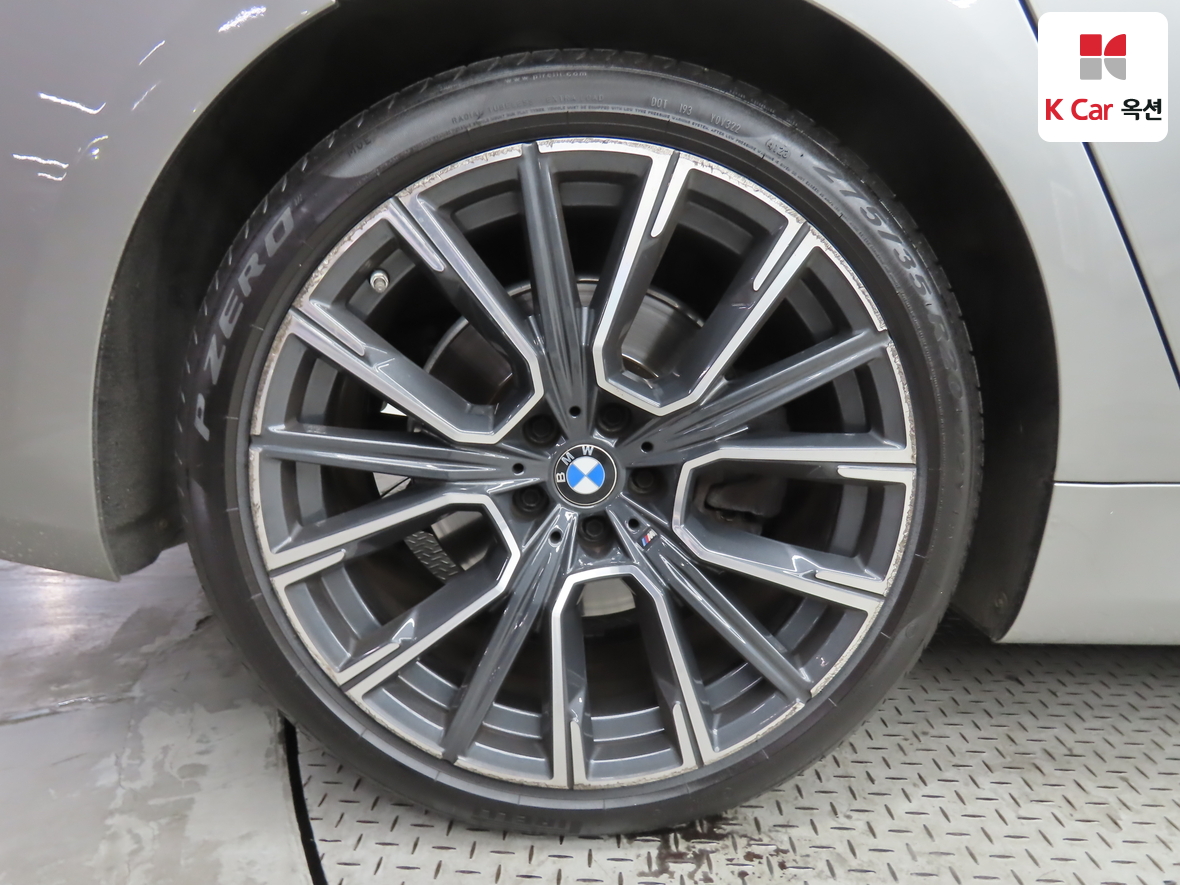 BMW 7 Series - 43