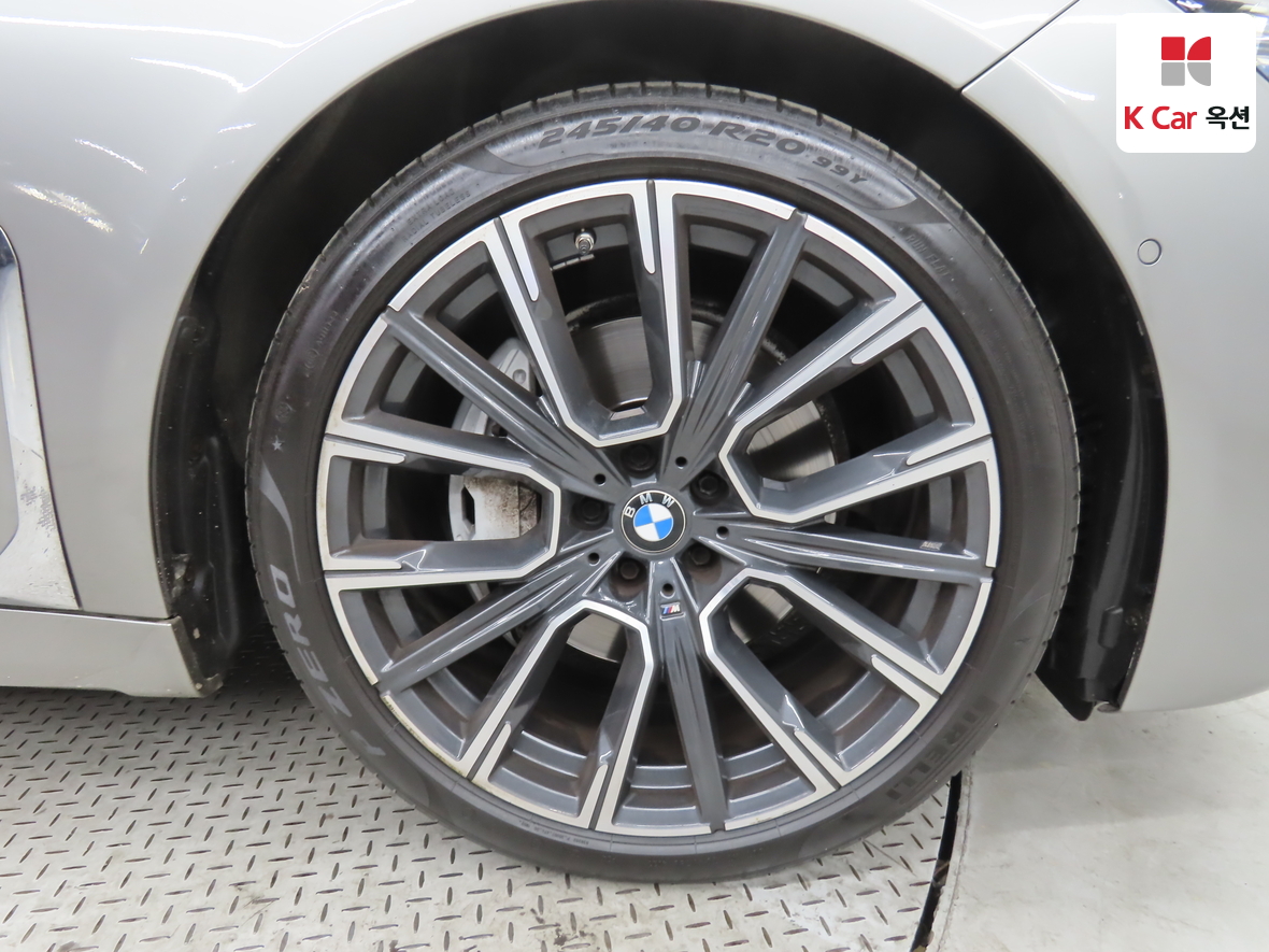 BMW 7 Series - 42
