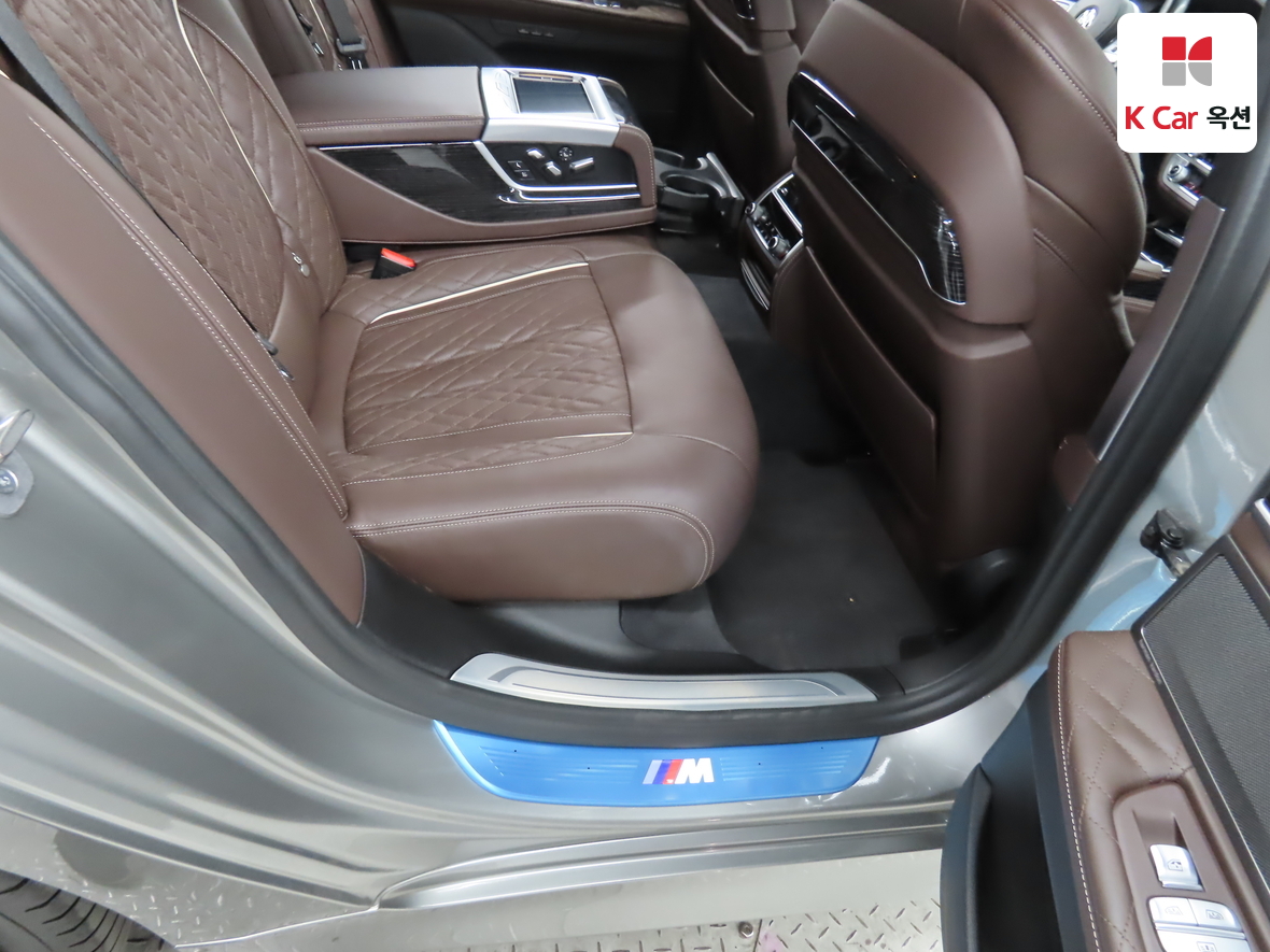 BMW 7 Series - 32