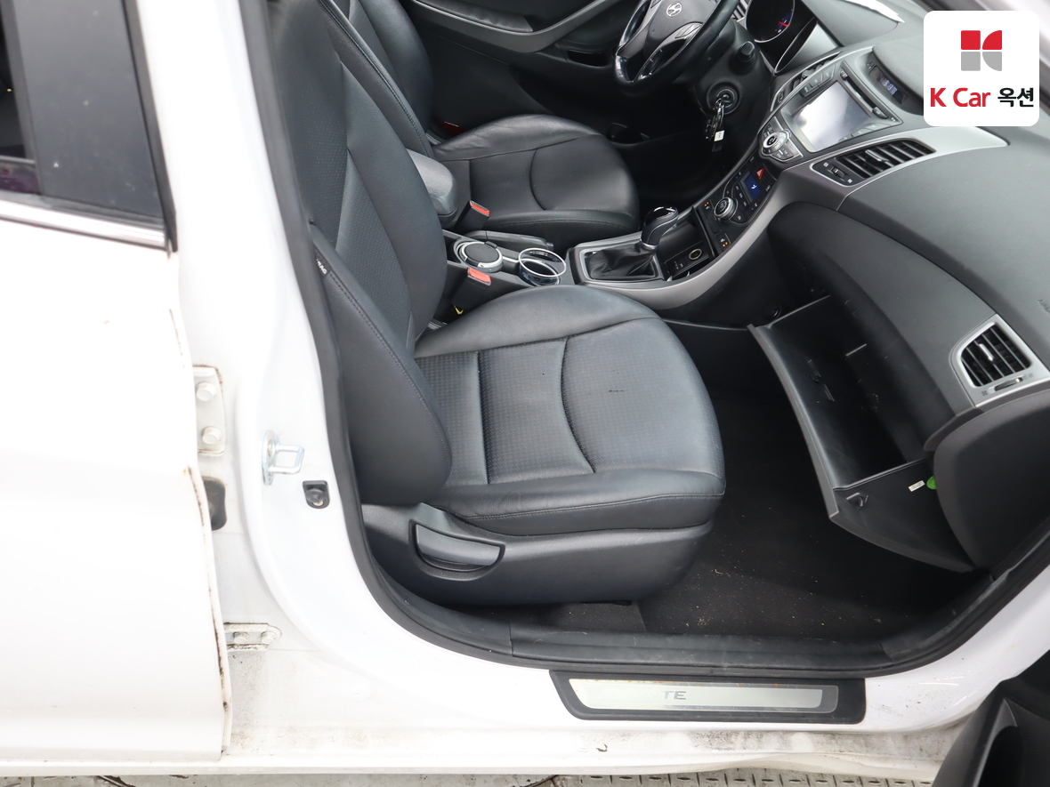 هيونداي إلانترا 2015 - صورة 27