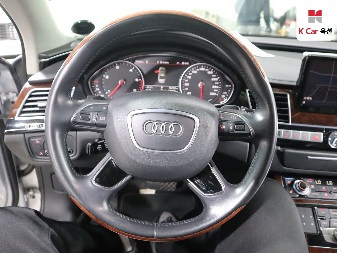 아우디 A8 - 10