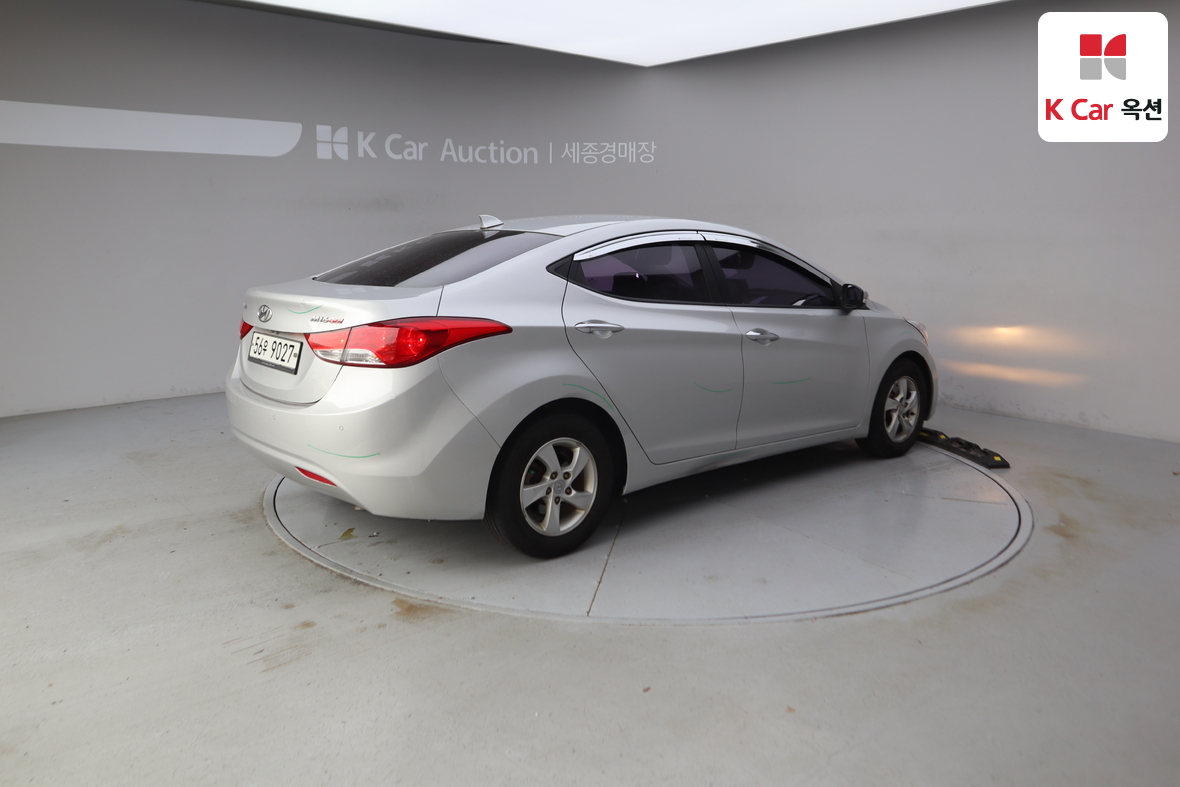 Hyundai Elantra - 2