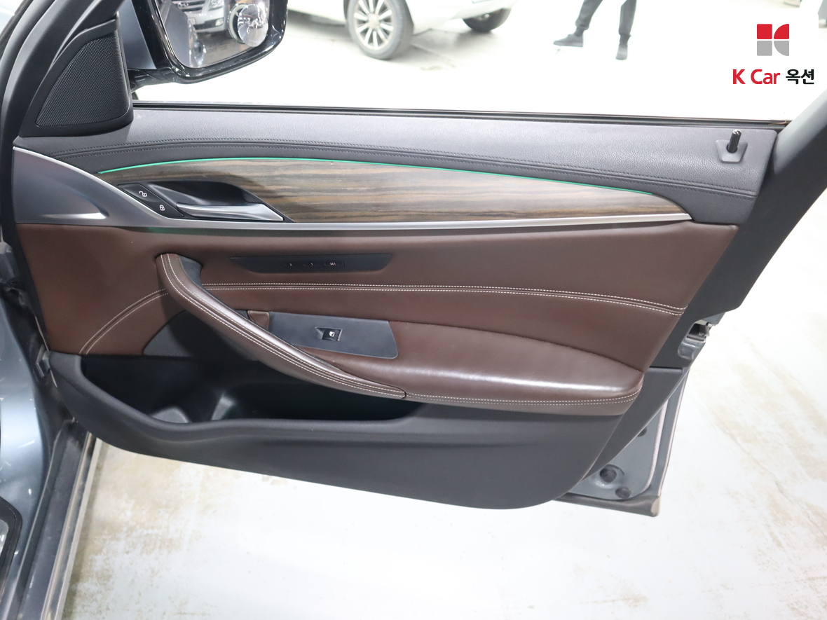 BMW 5 Series - 30