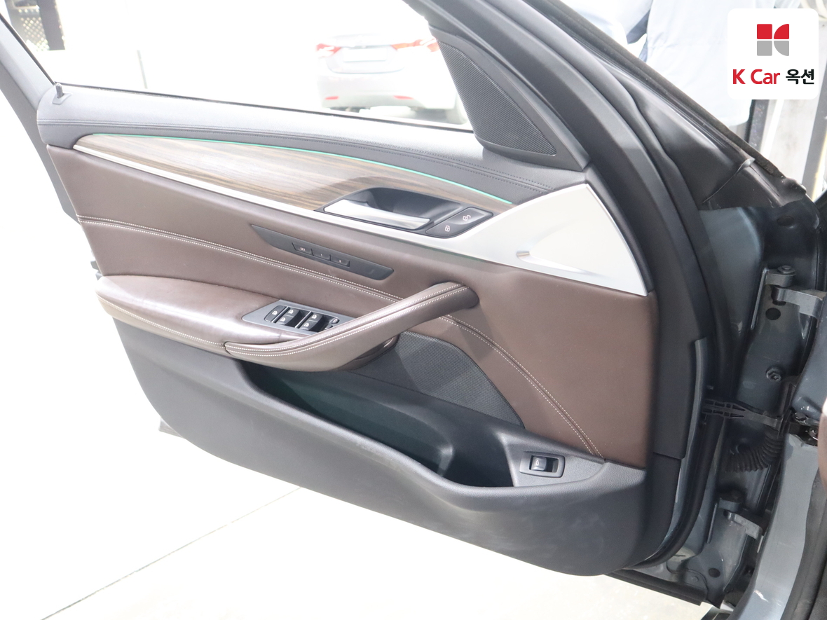 BMW 5 Series - 8