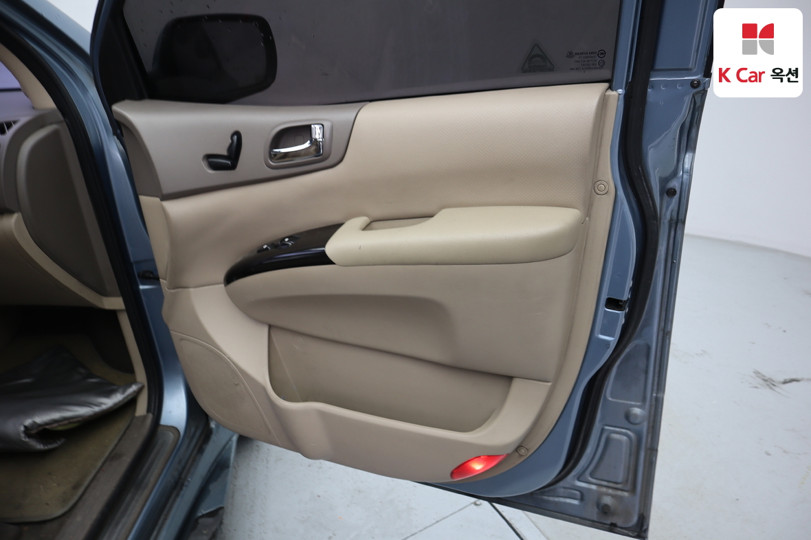 Kia Carnival - 32