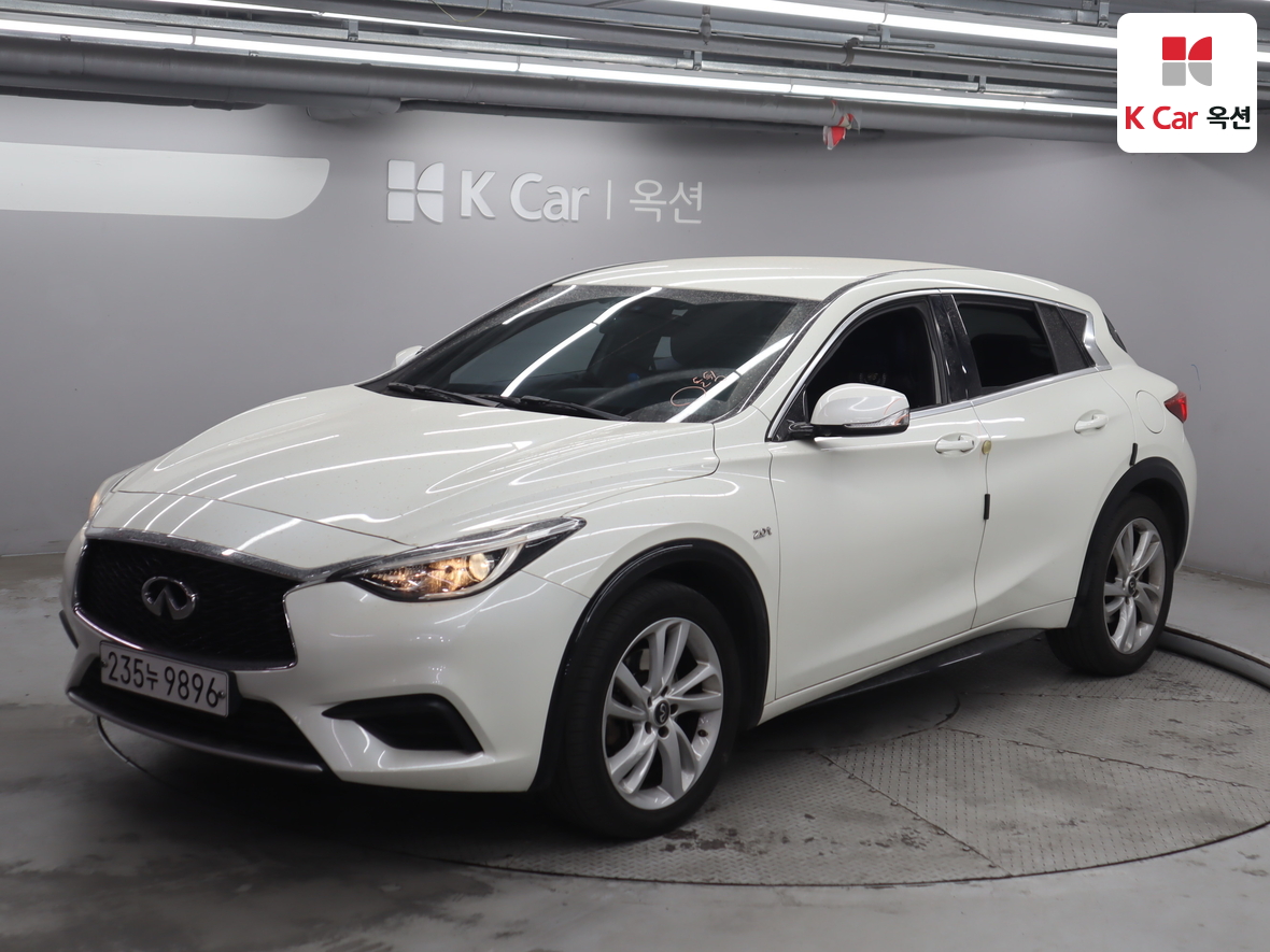Infiniti Q30 - 1