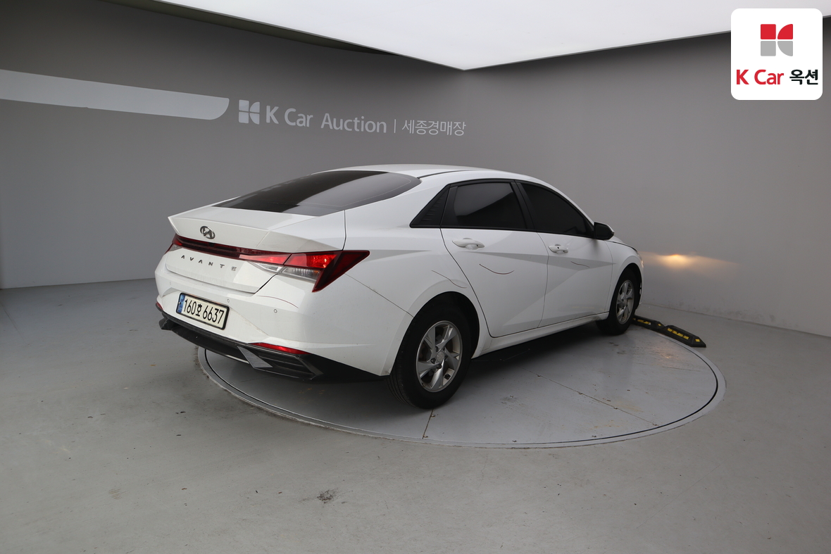 Hyundai Elantra 2021 - Image 2