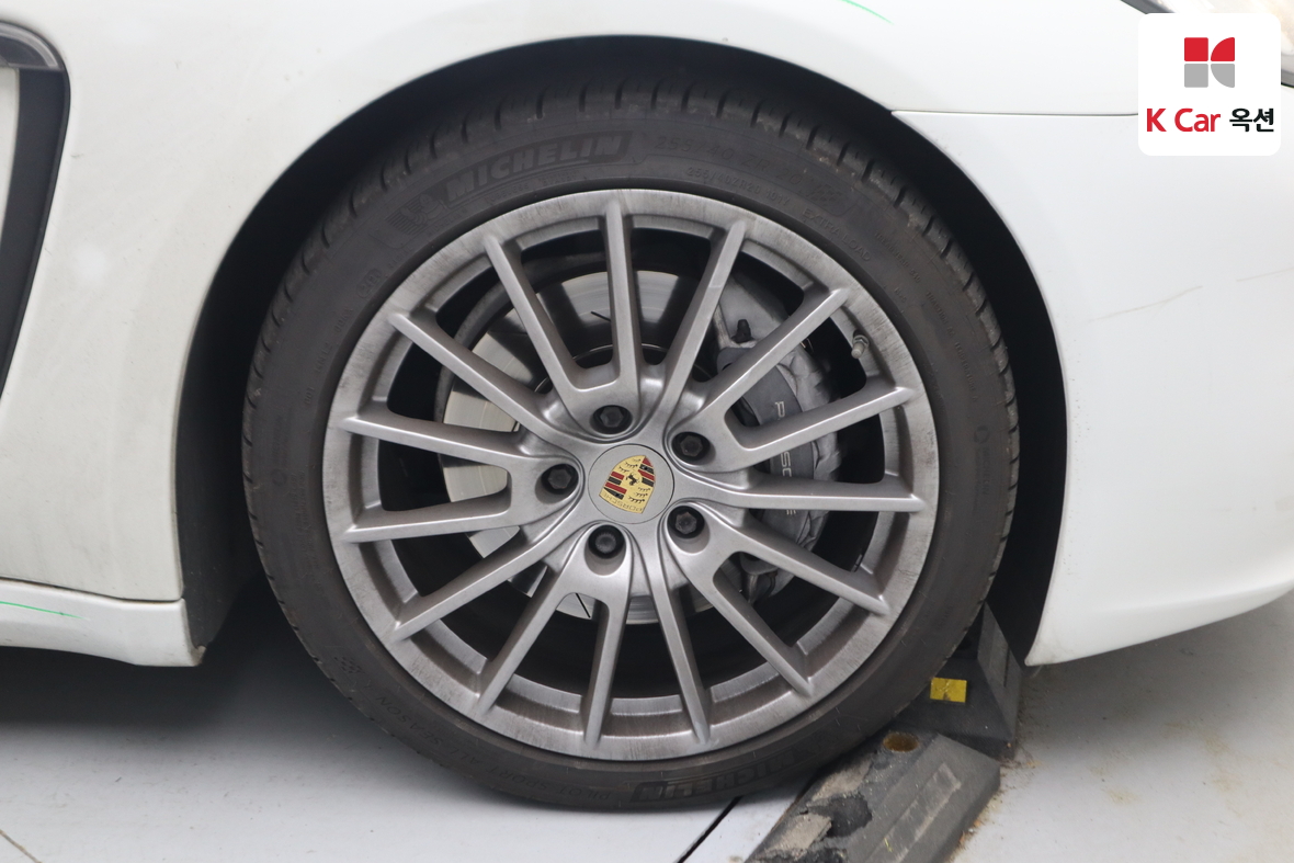Porsche Panamera - 48