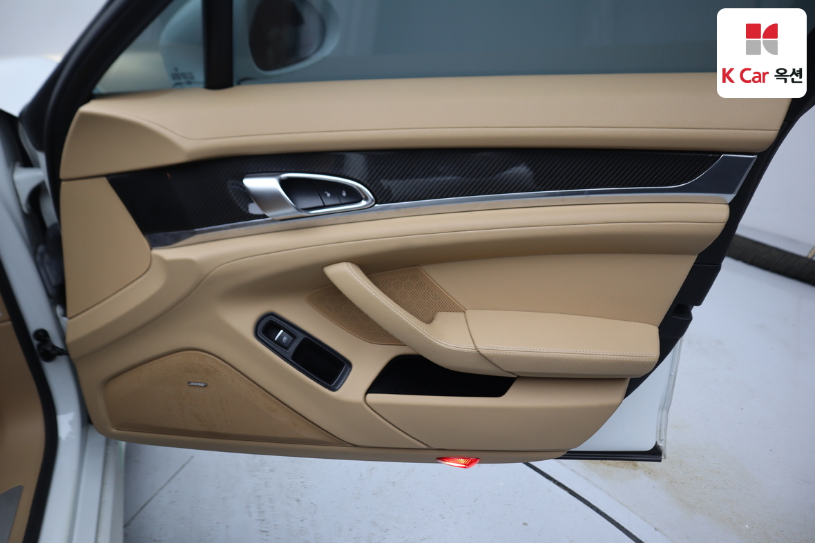 Porsche Panamera - 32