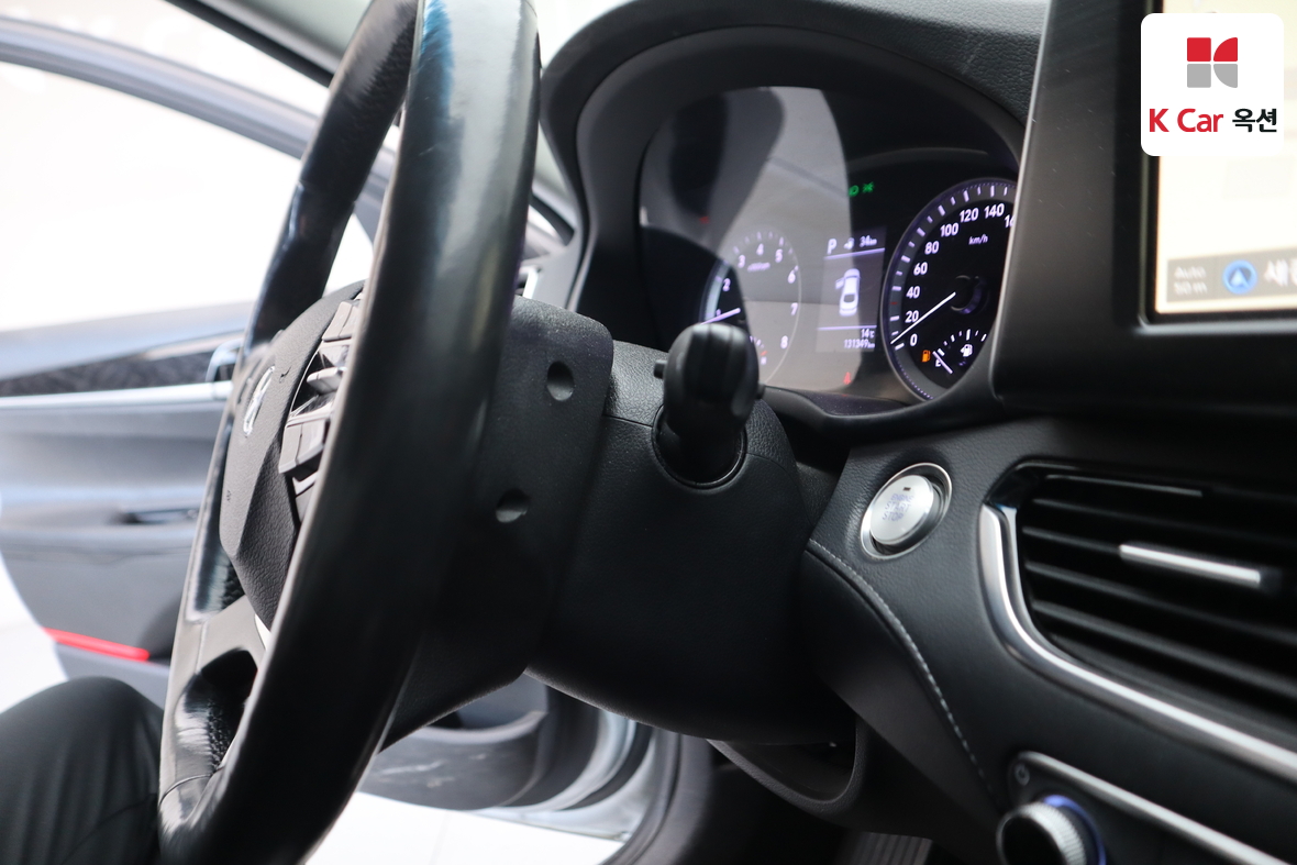 Hyundai AZERA 2018 - Image 11