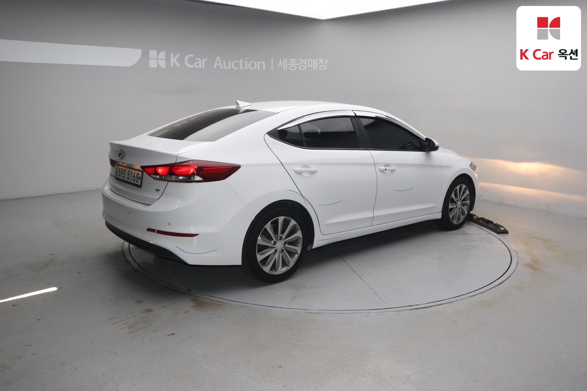 Hyundai Elantra 2018 - Image 2