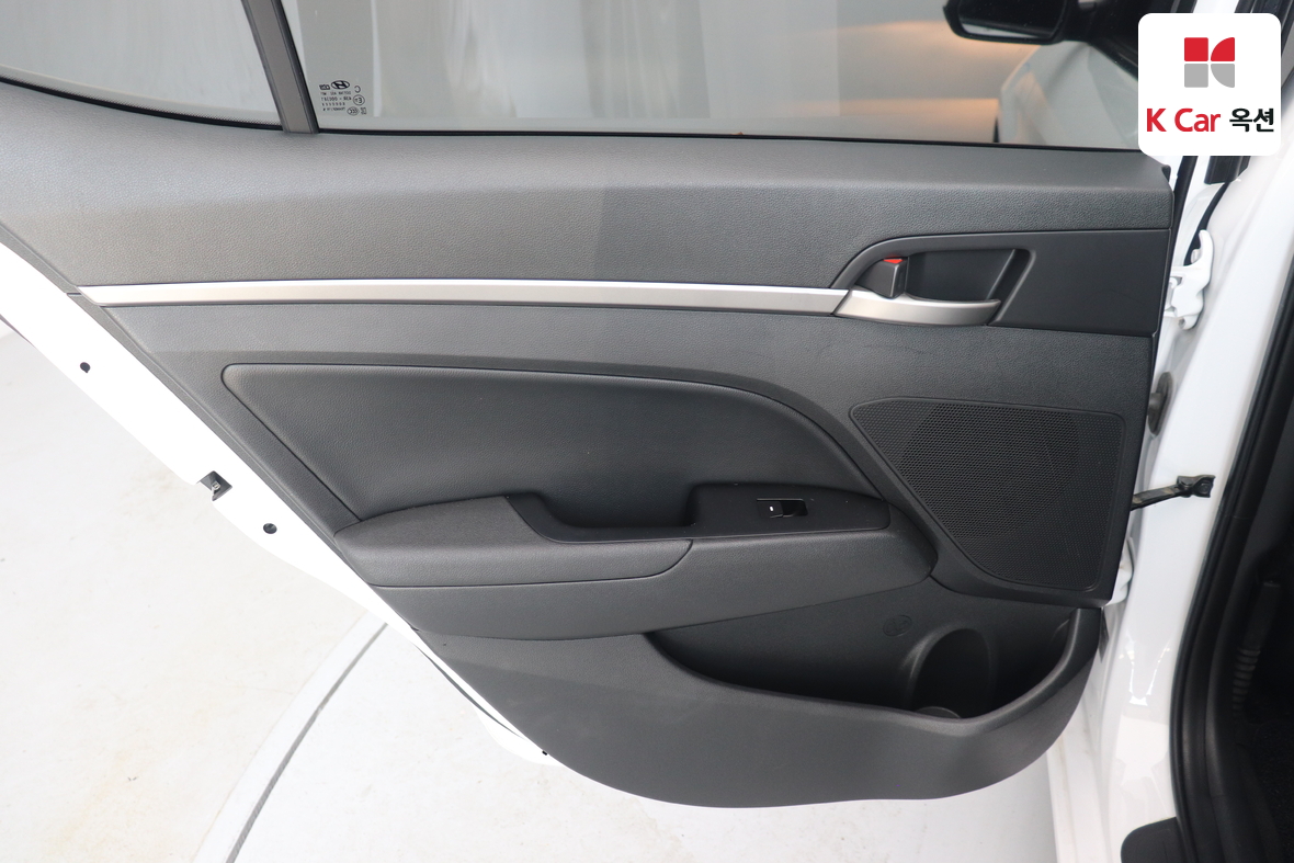 Hyundai Elantra 2018 - Image 20