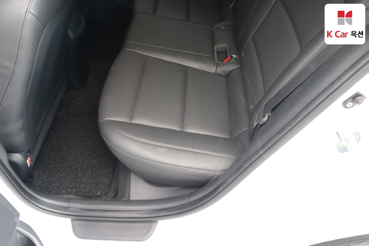 Hyundai Elantra 2018 - Image 21