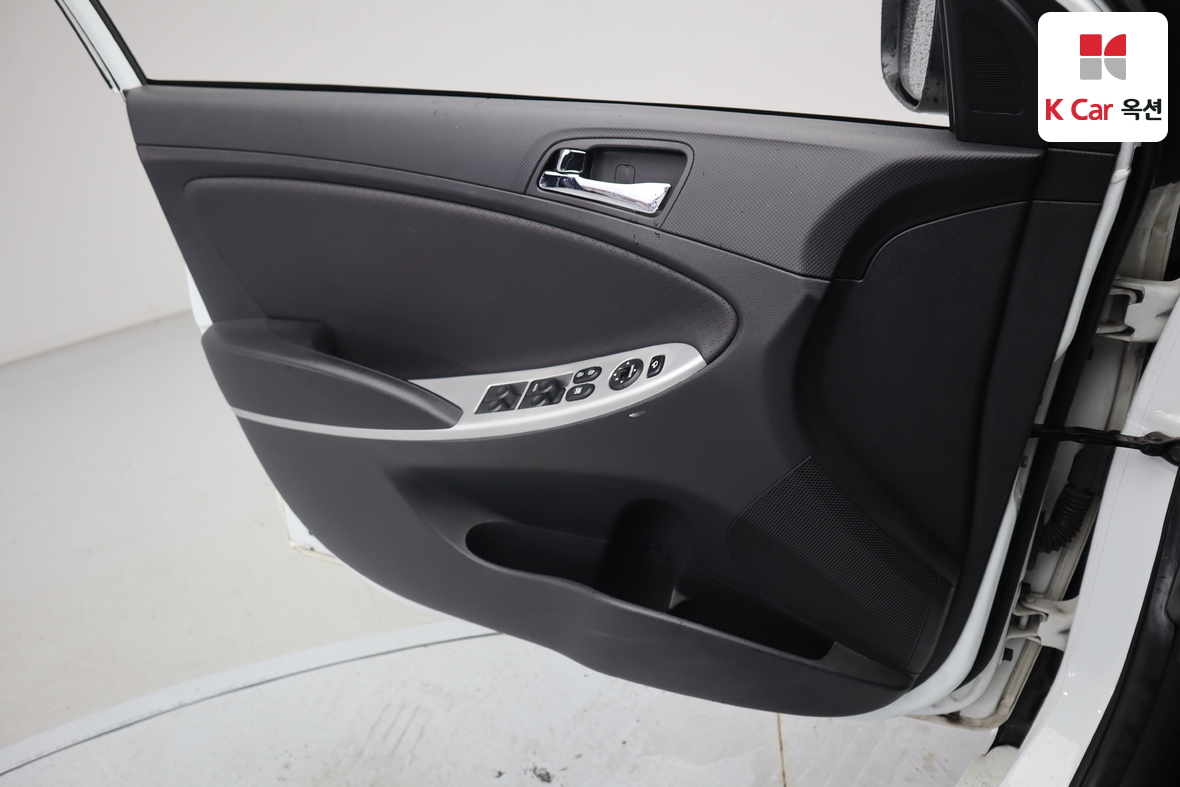 Hyundai Accent - 8