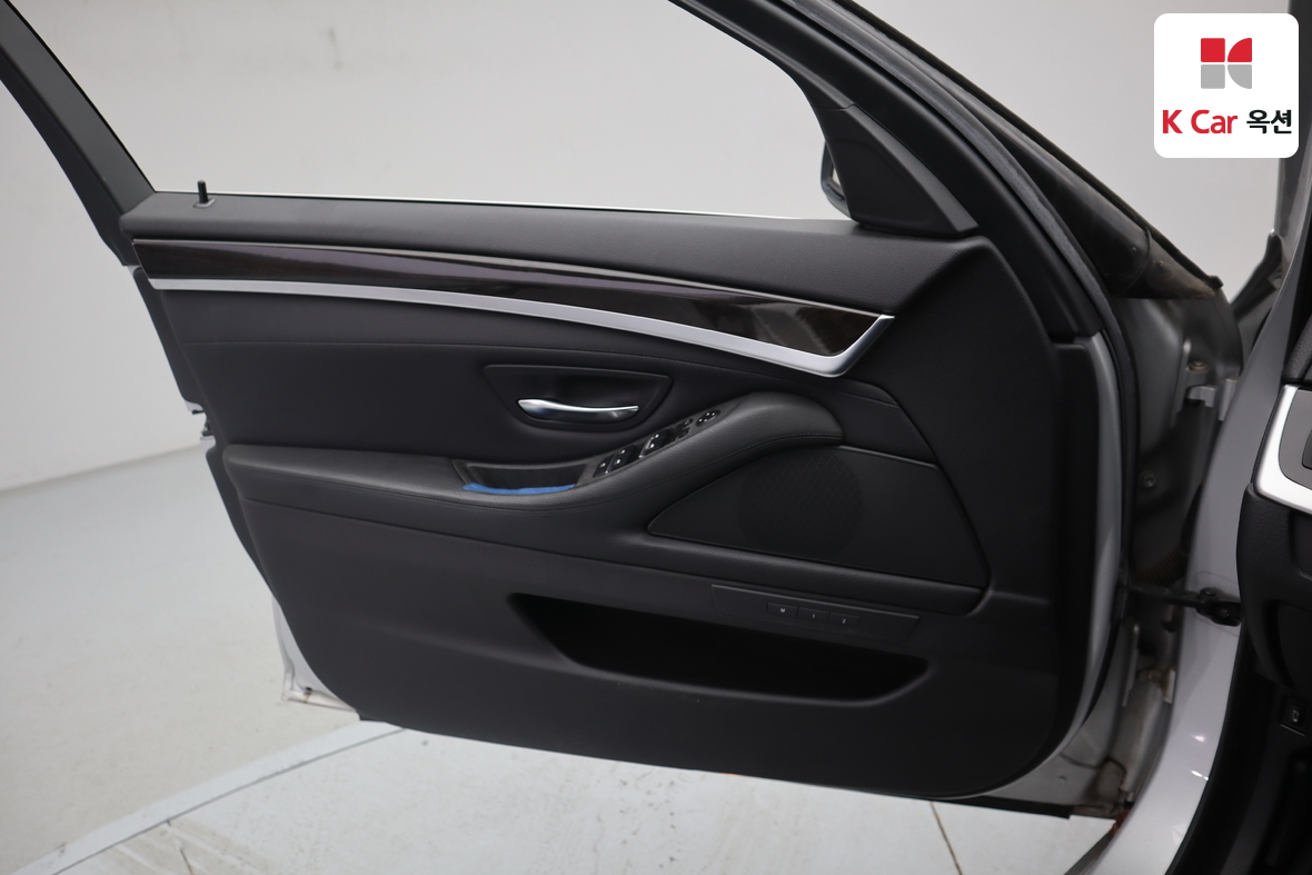 BMW 5 Series - 8