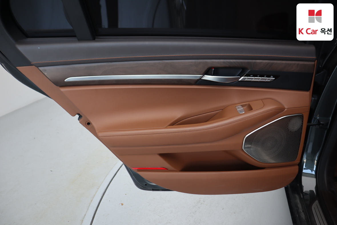 Genesis G90 - 25
