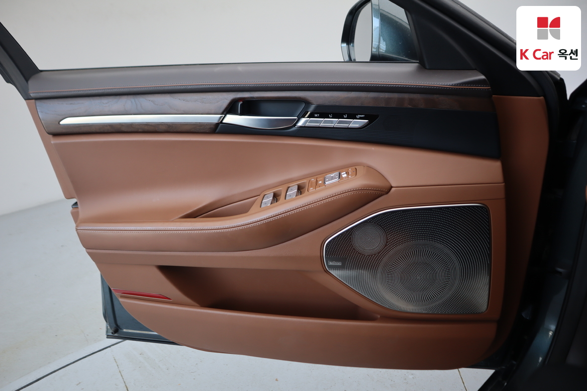 Genesis G90 - 8