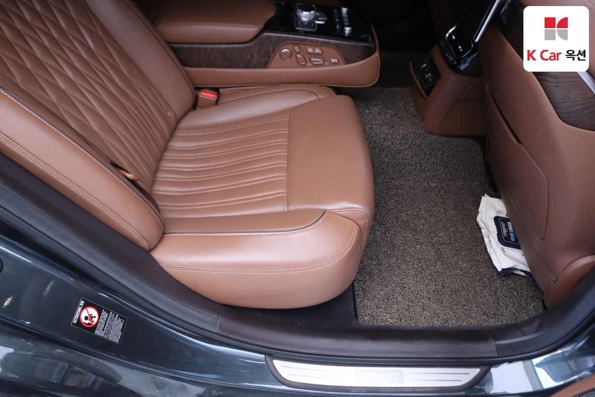 Genesis G90 - 35