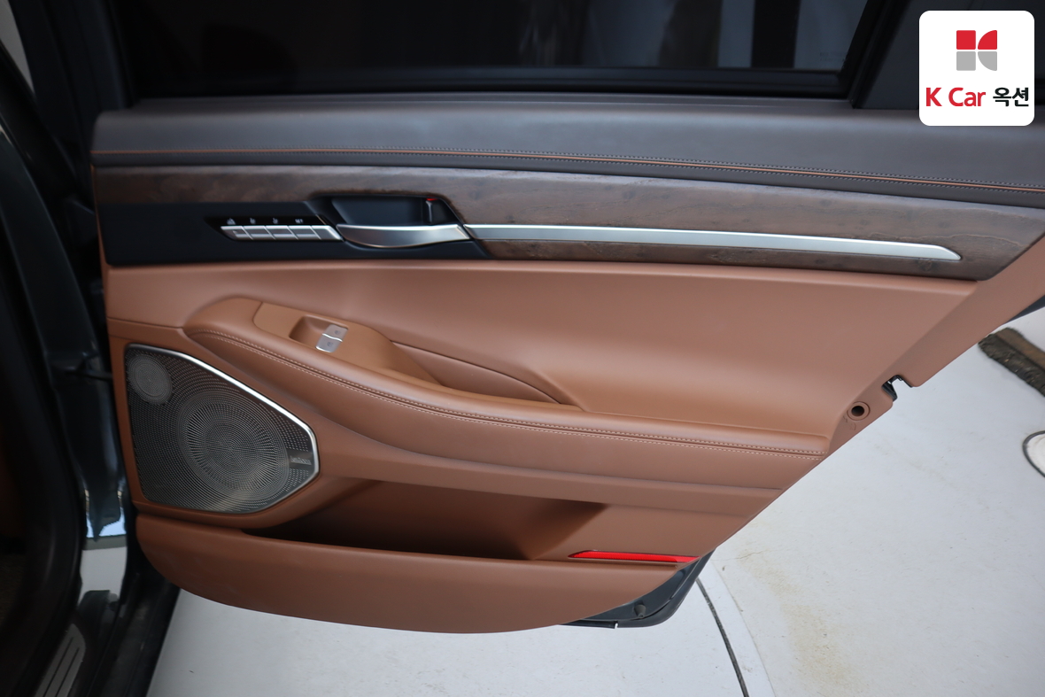 Genesis G90 - 34