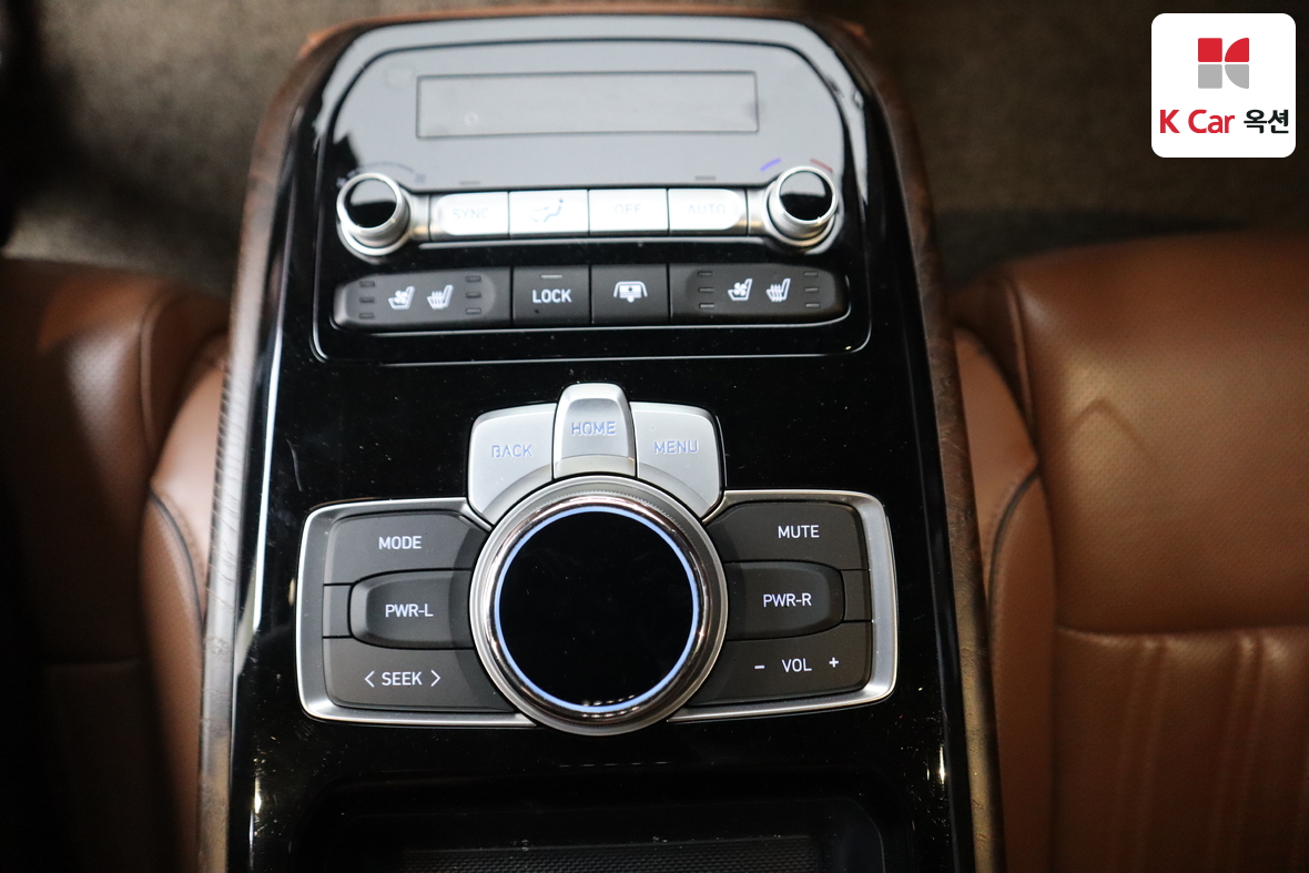 Genesis G90 - 30