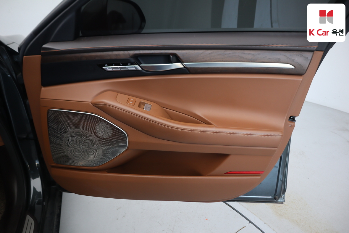 Genesis G90 - 37