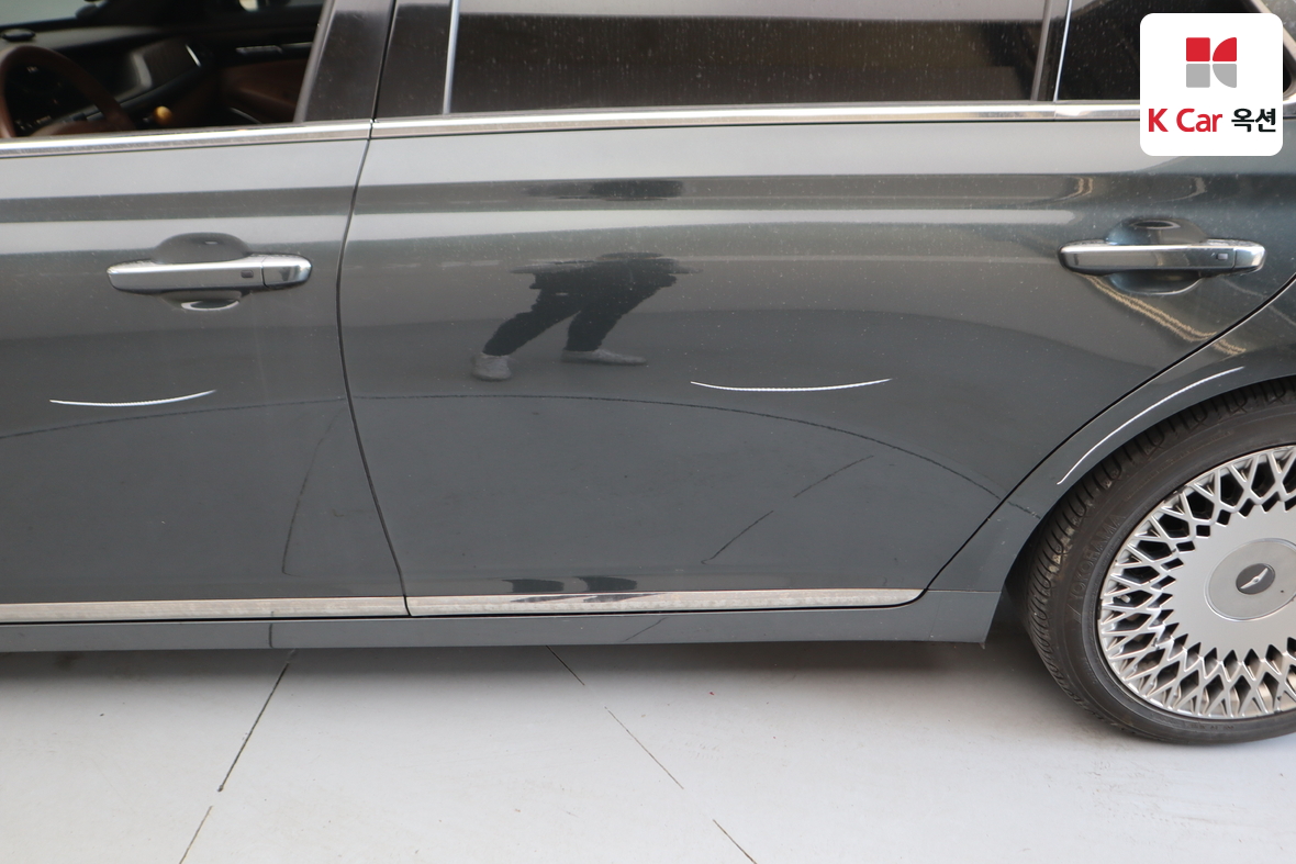 Genesis G90 - 45