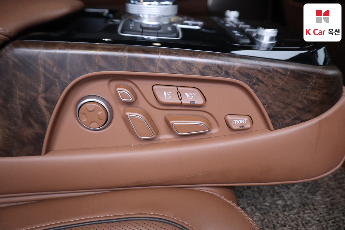 Genesis G90 - 36